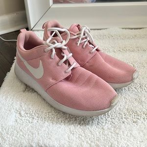 MILLENIAL PINK NIKE ROCHE